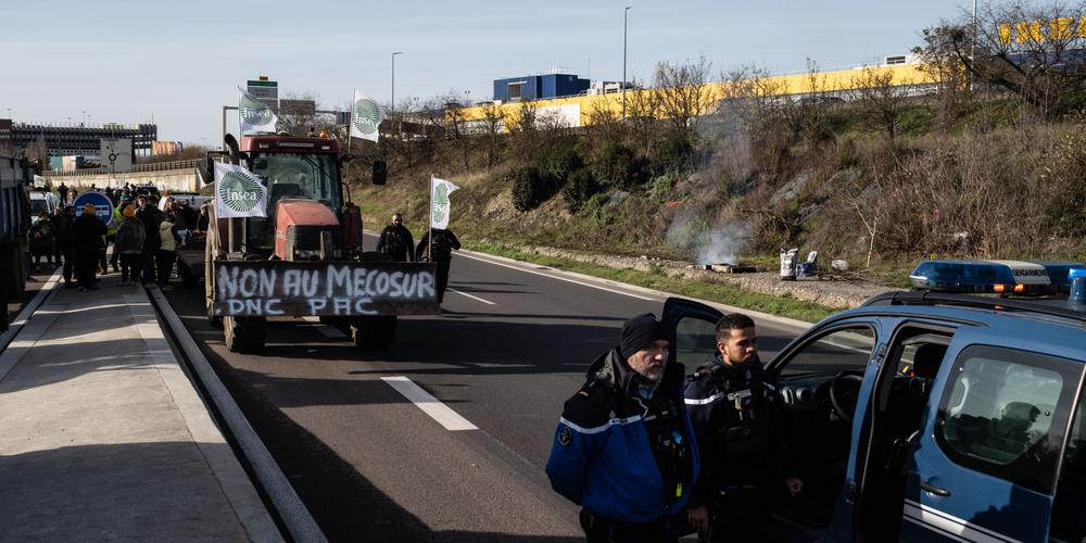 Les agriculteurs de la FNSEA stationnent au niveau de Roques-sur-Garonne, près de Toulouse, le 18 décembre 2025. - ULRICH LEBEUF/MYOP POUR « LE MONDE »