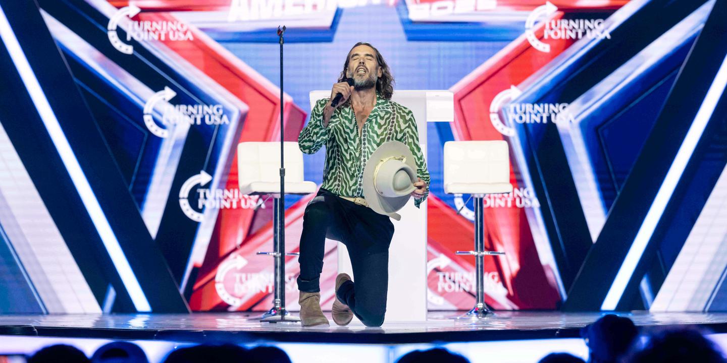 Russell Brand, comédien britannique, inculpé pour un viol et agression sexuelle supplémentaires