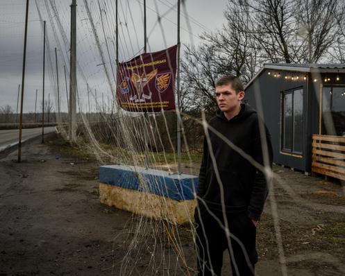 Rostislav, 19 ans, devant un restaurant ouvert récemment sur la colline Kremenets, à la sortie d’Izioum, en Ukraine, le 11 décembre 2025.
