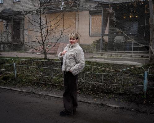 Anna Sokolova, 40 ans, devant sa pizzeria protégée par un filet antidrones, à Izioum, dans l’oblast de Kharkiv, le 11 décembre 2025.