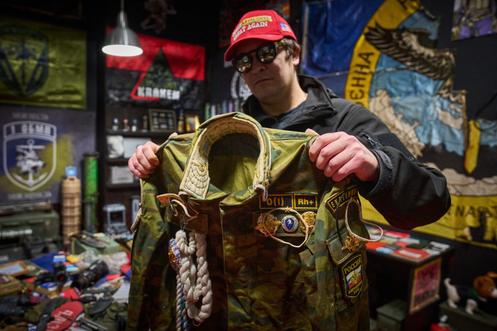 Un uniforme de cérémonie russe, dans le musée privé de l’artiste ukrainien Maxim Kilderov, à Kiev, le 12 décembre 2025.