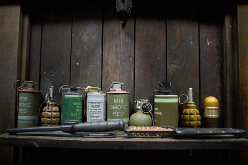 Des couteaux, des grenades et des fumigènes, exposés dans une collection privée d’objets de champ de bataille appartenant à l’artiste ukrainien Maxim Kilderov, à Kiev, le 12 décembre 2025.