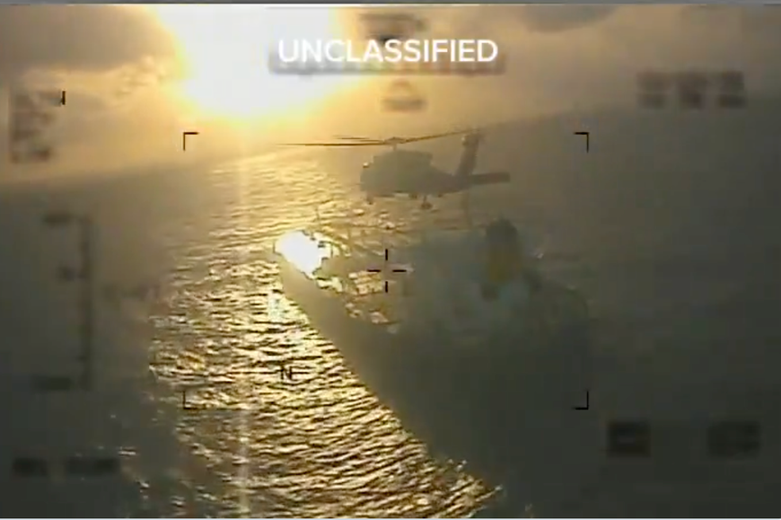 Capture d'écran d'une vidéo partagée par la secrétaire d'Etat américaine pour la sécurité intérieure, Kristi Noem, sur son compte X montrant l'arraisonnement d'un pétrolier au large du Venezuela, le 20 décembre 2025.