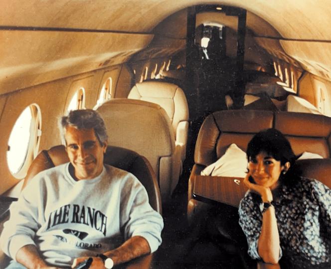 Jeffrey Epstein et Ghislaine Maxwell, dans leur jet privé, sur une photo rendue publique par le département de la justice américain le 19 décembre 2025.