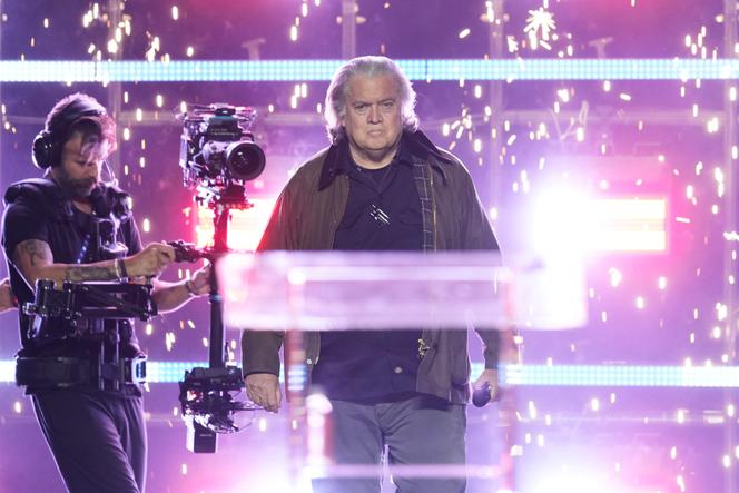 Steve Bannon prend la parole lors de l’AmericaFest 2025 de Turning Point USA,  à Phoenix, en Arizona, le 19 décembre 2025.