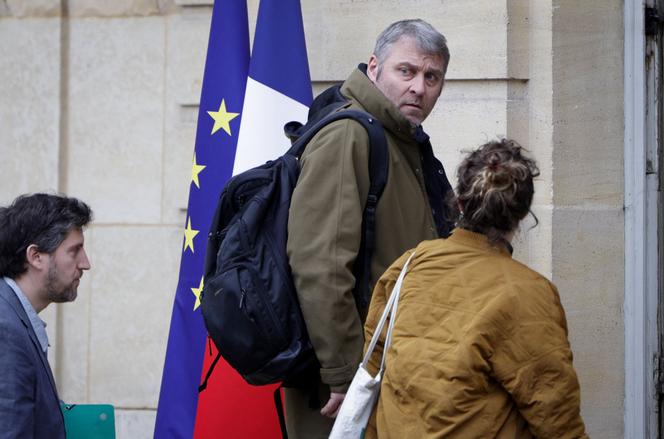 Stéphane Galais (au centre), secrétaire général de la Confédération paysanne, et Nina Lejeune (à droite), secrétaire nationale du même syndicat, arrivent à l’hôtel Matignon, pour une réunion avec le premier ministre, à Paris, le 19 décembre 2025.