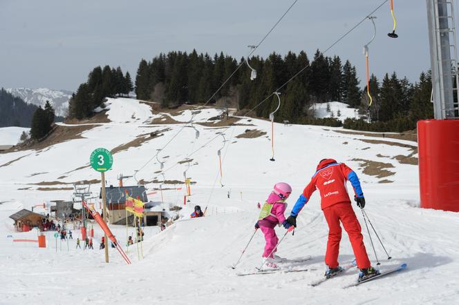Un moniteur de l’Ecole du ski français (ESF) à La Clusaz, en Haute-Savoie, le 21&nbsp;mars 2025.