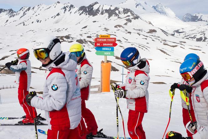 Des élèves de l’école de ski de Val-d’Isère (Savoie), encadrés par des moniteurs de l’ESF, lors de la journée d’ouverture de la saison de ski estivale de la station, le 3 juin 2018.