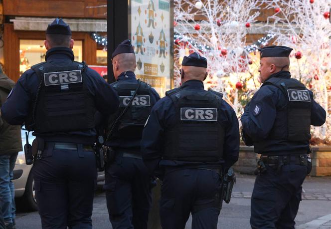 Des CRS patrouillent dans le marché de Noël de Colmar (Haut-Rhin), le 14 décembre 2025.