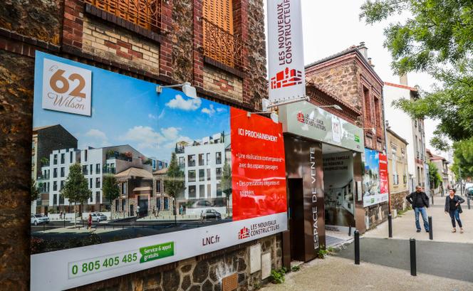 Une publicité pour la vente d’un bien immobilier à Romainville, en Seine-Saint-Denis, le 6 septembre 2017.