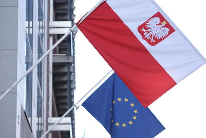 Les drapeaux polonais et européen à l’entrée de l’ambassade de Pologne à Bruxelles, le 8 octobre 2021.
