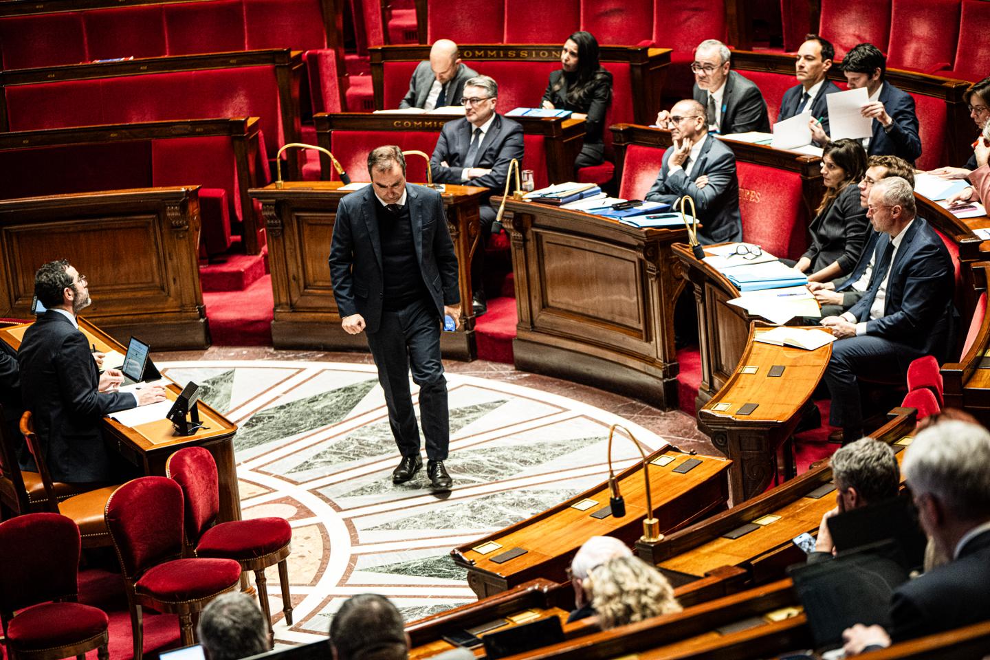 French PM ups pressure on government to avoid budget deadlock