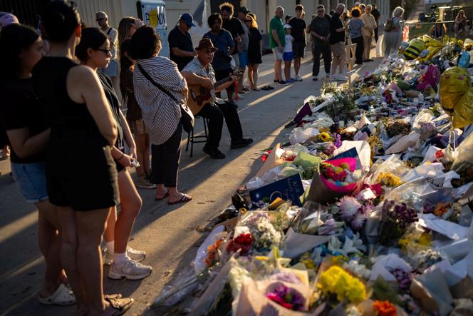  Rassemblement en hommage aux victimes de l’attentat pendant la fête juive de Hanouka sur la plage de Bondi, à Sydney (Australie), samedi 20&nbsp;décembre 2025. 