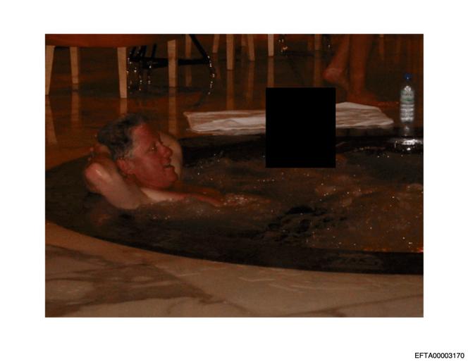 Cette photo fournie par le ministère de la justice américain, le 19 décembre 2025, montre une image non datée de l’ancien président Bill Clinton dans un jacuzzi dans un lieu tenu secret.