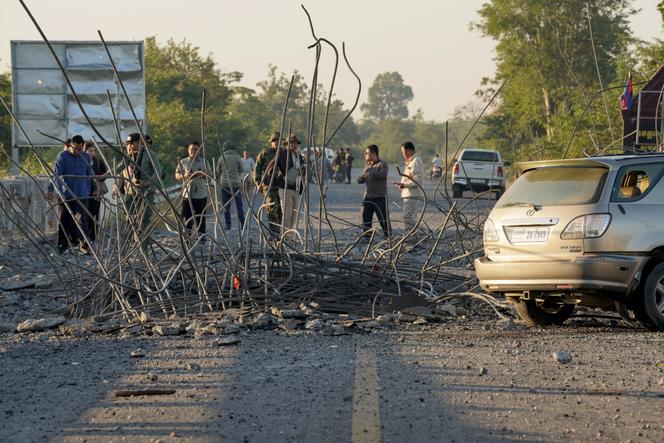 Un pont endommagé après des frappes aériennes menées par la Thaïlande dans une zone située entre les provinces cambodgiennes d’Oddar Meanchey et de Siem Reap, le 20 décembre 2025