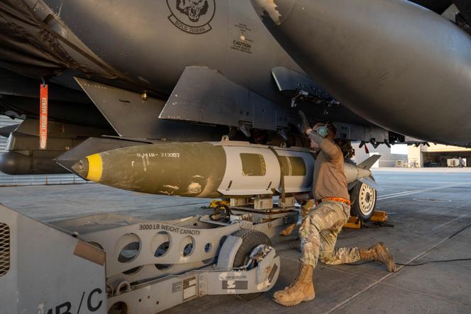 Un militaire américain fixe une bombe sur un chasseur F-15E Strike Eagle, avant des frappes contre l’État islamique en Syrie, le 19 décembre 2025.

