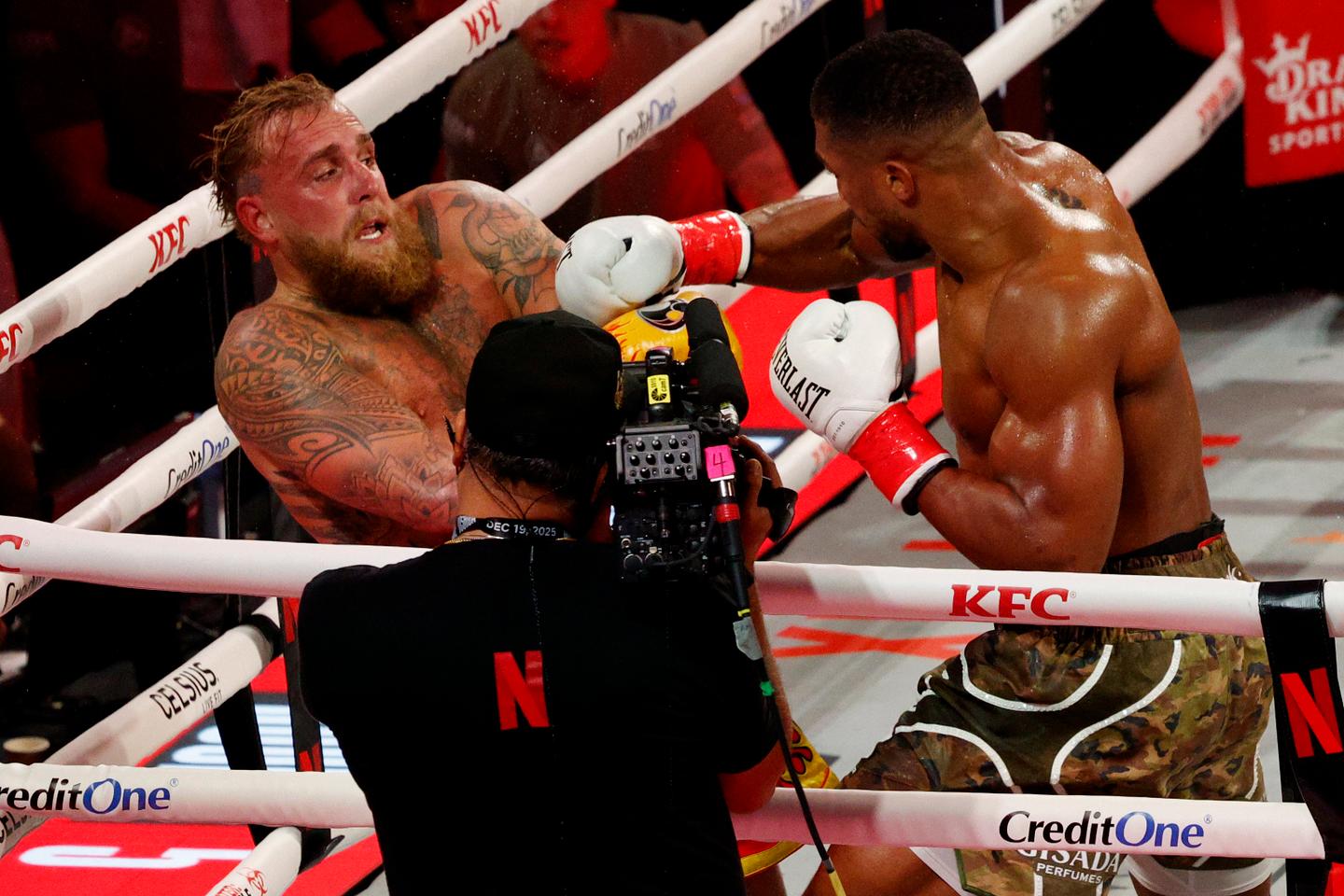 Boxe : le youtubeur Jake Paul résiste cinq rounds avant d’être mis K.-O. par Anthony Joshua