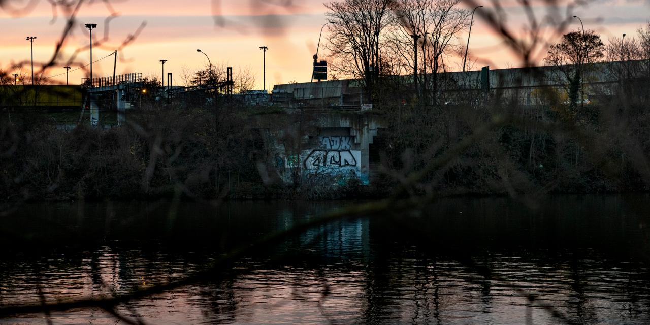 Le 13 août 2025, quatre cadavres ont été retrouvés dans la Seine à Choisy-le-Roi, dans le Val-de-Marne, aux abord d'un site de rencontres nocturnes homosexuelles. L'assassin présumé vivait depuis 2 ans  dans un local désafecté de la SNCF, entre la Seine et la voie ferrée. Choisy le Roi, le 10 décembre 2025. AXELLE DE RUSSÉ POUR LE MONDE.