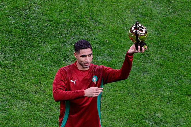 Achraf Hakimi, capitaine habituel du Maroc, dont la participation au match d’ouverture était incertaine, a présenté son Ballon d’or africain au public de Rabat, sans prendre part à la rencontre. 