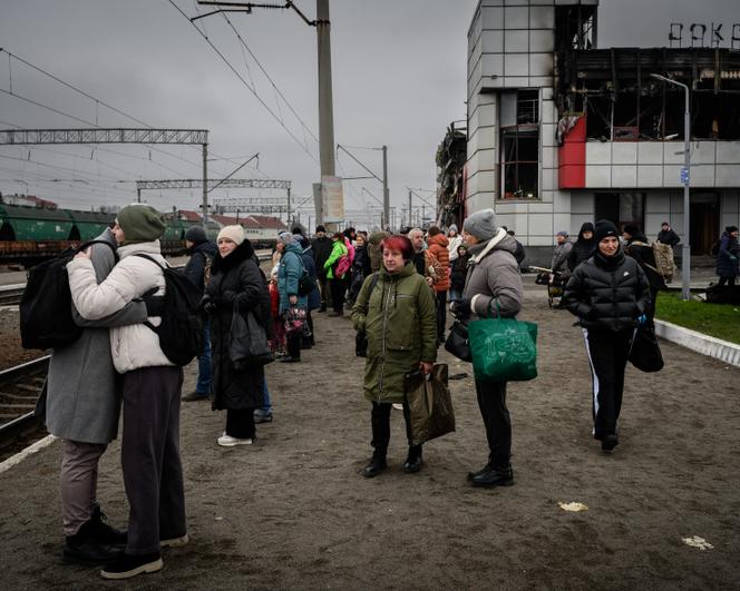 Des passagers attendent l’arrivée d’un train au lendemain des frappes de missiles et de drones russes du 6 décembre 2025 sur la gare de Fastiv, dans la région de Kiev, le 7 decembre 2025.