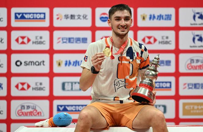 Christo Popov avec le trophée des World Tour Finals, après sa victoire en finale contre le Chinois Shi Yuqi, à Hangzhou (Chine), le 21&nbsp;décembre&nbsp;2025.