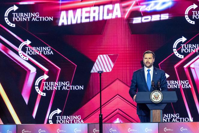 Le vice-président américain, J.&nbsp;D. Vance, lors de la conférence de Turning Point USA, organisée en hommage à Charlie Kirk, militant d’extrême droite assassiné en septembre. A Phoenix (Arizona), le 21&nbsp;décembre 2025.