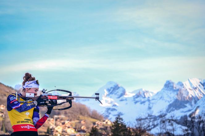 Lou Jeanmonnot, lors de la mass start de l’étape de Coupe du monde du Grand-Bornand (Haute-Savoie), le 21&nbsp;décembre&nbsp;2025. 