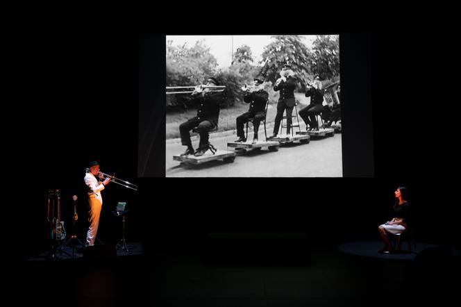 Joachim Latarjet (au trombone) et Alexandra Fleischer, dans « Bricolo, ciné-concert pour les tout-petits », lors de la création du spectacle au Théâtre des Bergeries, à Noisy-le-Sec (Seine-Saint-Denis), en janvier 2024.