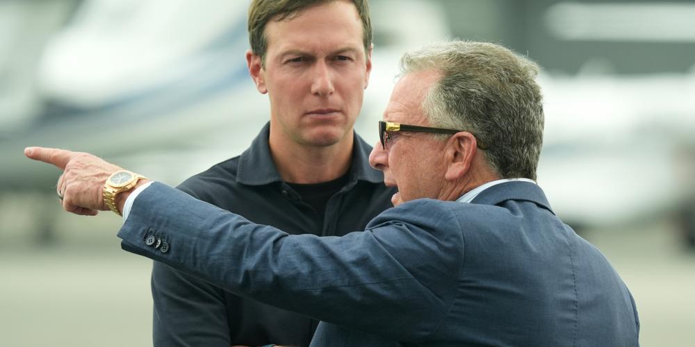 Steve Witkoff, l’envoyé spécial de Donald Trump, et Jared Kushner, le gendre du président américain, le 13 juillet 2025 à Teterboro. - JACQUELYN MARTIN / AP