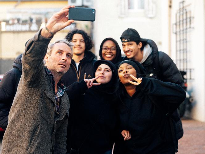 Le réalisateur Thomas Ellis et des élèves du lycée La Calade, lors d’une avant-première du documentaire «&nbsp;Tout va bien&nbsp;» au cinéma l’Alhambra, à Marseille, le 18&nbsp;novembre&nbsp;2025.