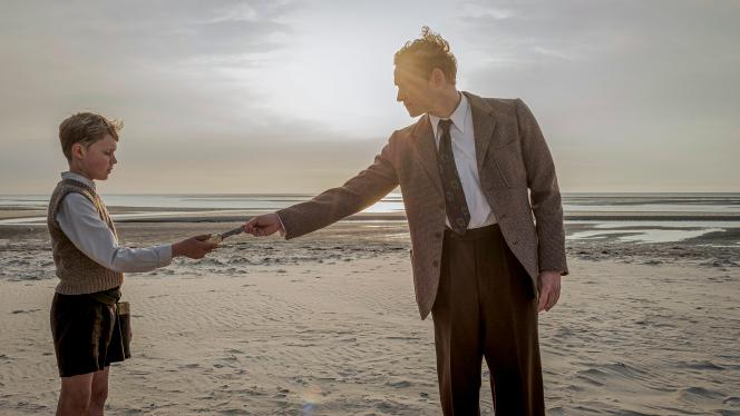 Jasper Billerbeck (Nanning) et Matthias Schweighöfer (Théo) dans « Une enfance allemande. Ile d’Amrum 1945 », de Fatih Akin.