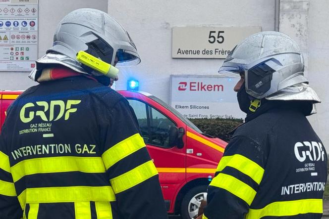 Des pompiers devant l’usine Elkem Silicones, où a lieu l’explosion, à Saint-Fons (Rhône), le 22 décembre 2025.