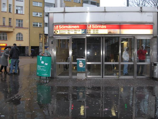 L’entrée de la station de métro Sörnäisten, à Helsinki, le 15&nbsp;novembre 2008.