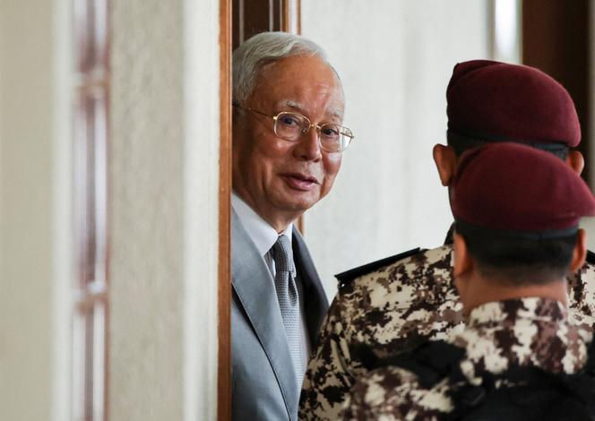 L’ancien premier ministre malaisien Najib Razak escorté par des gardiens de prison au palais de justice de Kuala Lumpur, le 22 décembre 2025.