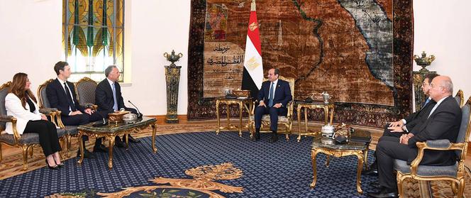 Le président égyptien Abdel Fattah Al-Sissi, au centre rencontre l’envoyé spécial de Donald Trump, Steve Witkoff (3e à gauche), l’émissaire au Moyen-Orient Jared Kushner (2e à gauche) et l’ambassadeur américain en Egypte, Herro Mustafa Garg. Charm El-Cheikh, en Egypte, le 9&nbsp;octobre 2025. 