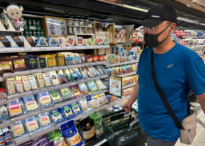 Un homme devant un rayon de fromages importés d’Europe, dans un supermarché de Pékin (Chine), le 21&nbsp;août 2024.