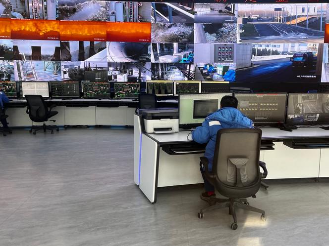 Salle de contrôle de l’incinérateur d’Anding (Chine), le 11 décembre 2025.