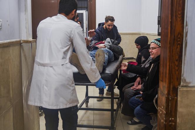 Une personne est transportée sur une civière dans un hôpital d’Alep, en Syrie, après des affrontements entre les forces gouvernementales et les Forces démocratiques syriennes dirigées par les Kurdes, le 22 décembre 2025. 