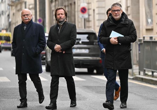 Le secrétaire national du Parti socialiste, Olivier Faure (à droite) et le chef des députés PS Boris Vallaud (au centre), à Paris le 22&nbsp;décembre 2025. 