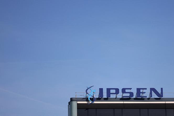 Devant le siège d’Ipsen, à Boulogne-Billancourt (Hauts-de-Seine), le 18 février 2025.  