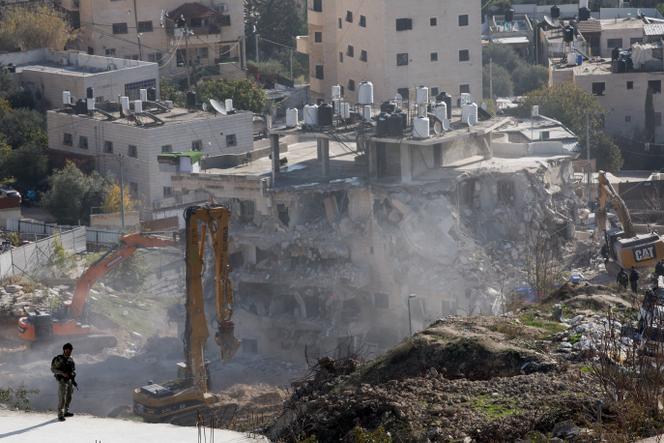 Démolition d’un immeuble résidentiel où vivaient des familles palestiniennes, dans le quartier de Silwan, à Jérusalem-Est, le 22&nbsp;décembre&nbsp;2025. 