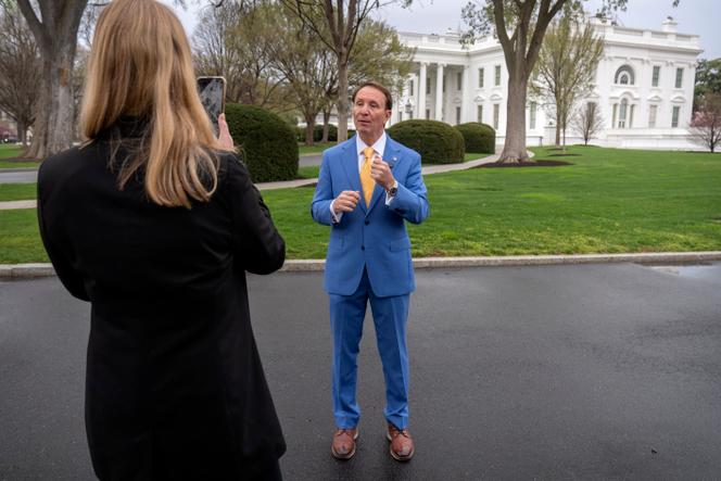 Le gouverneur de Louisiane, Jeff Landry, enregistre une vidéo pour les réseaux sociaux devant la Maison Blanche, le  24 mars 2025, à Washington.