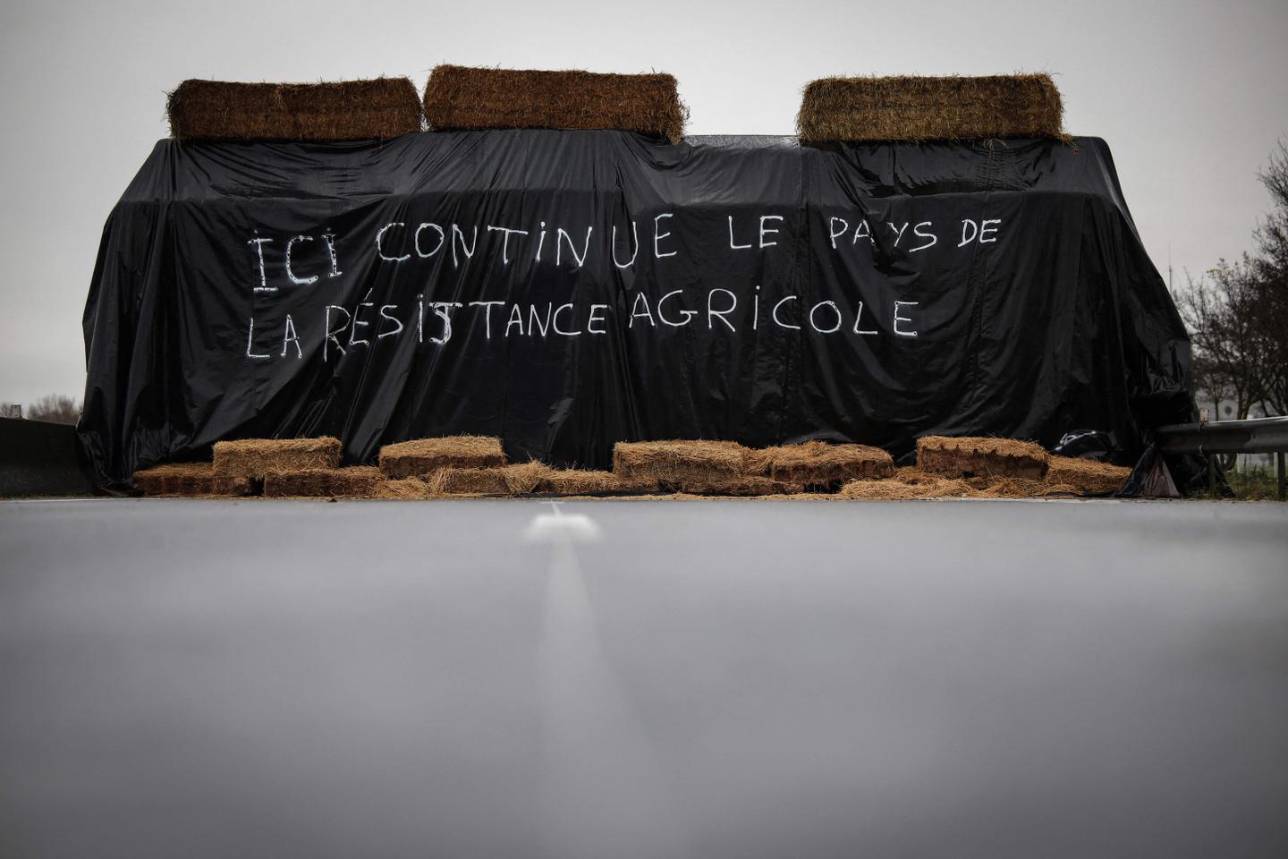 Les agriculteurs maintiennent quelques blocages dans le Sud-Ouest, à la veille de Noël