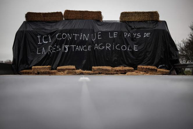 Un mur de paille portant l’inscription «&nbsp;Ici continue le pays de la résistance agricole&nbsp;» est visible sur l’autoroute A64, à Carbonne (Haute-Garonne), le 22&nbsp;décembre&nbsp;2025.