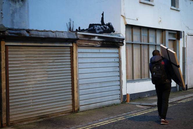 Une nouvelle fresque murale réalisée par l’artiste Banksy, à Bayswater, Londres, Grande-Bretagne, le 22 décembre 2025. 