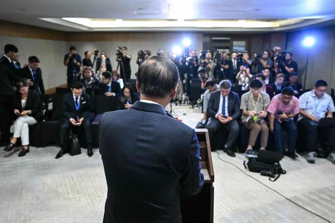 Le ministre des affaires étrangères thaïlandais, Sihasak Phuangketkeow, tient une conférence de presse à l’issue d’une réunion extraordinaire des ministres des affaires étrangères de l’Asean sur le conflit frontalier entre la Thaïlande et le Cambodge, à Kuala Lumpur, en Malaisie, le 22 décembre 2025.