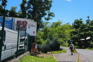 Une publicité pour l’arrivée de la fibre optique d’Orange à Mayotte, dans le centre-ville de Mamoudzou, le 3 décembre 2025.