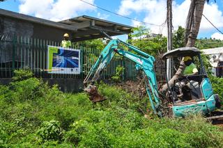 Des ouvriers lors de l’installation de la fibre optique de l’opérateur Mayotte THD, entre le centre-ville de Mamoudzou et la zone industrielle de Kawéni, le 3 décembre 2025.