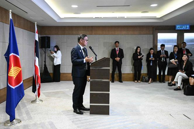 Le ministre des affaires étrangères thaïlandais, Sihasak Phuangketkeow, tient une conférence de presse à l’issue d’une réunion extraordinaire des ministres des affaires étrangères de l’Asean sur le conflit frontalier entre la Thaïlande et le Cambodge, à Kuala Lumpur, le 22&nbsp;décembre&nbsp;2025.