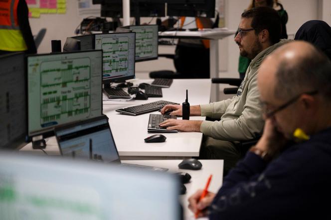 Employees of the Colissimo platform in Thillay, in Val-d'Oise, December 5, 2024.